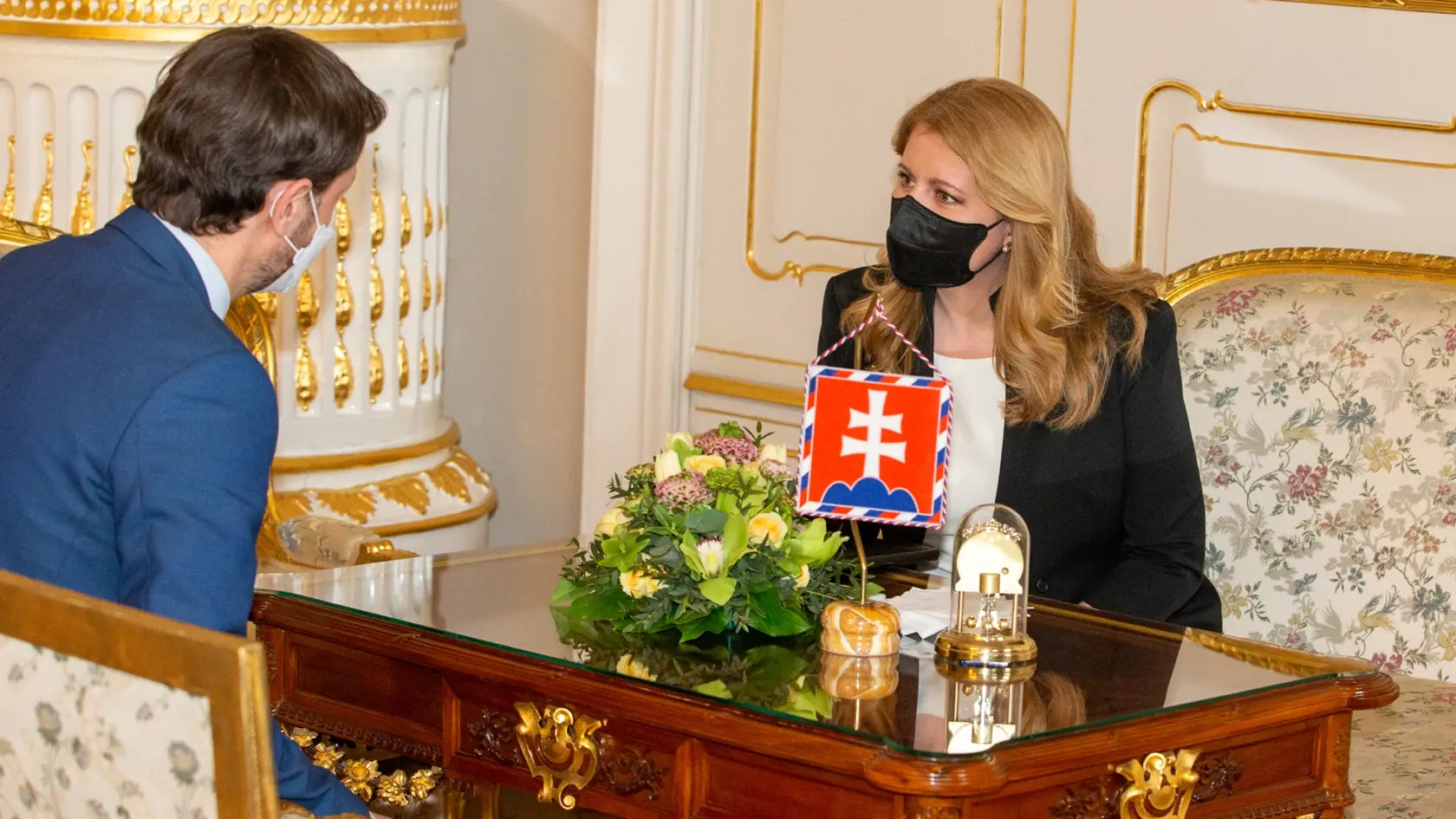 V jednej z budov Slovenskej informačnej služby (SIS) uskutočnilo neobvyklé stretnutie desiatich vysoko postavených osôb, na ktorom sa hovorilo o tom, že vyšetrovanie niektorých veľkých korupčných káuz môže byť zmanipulované.