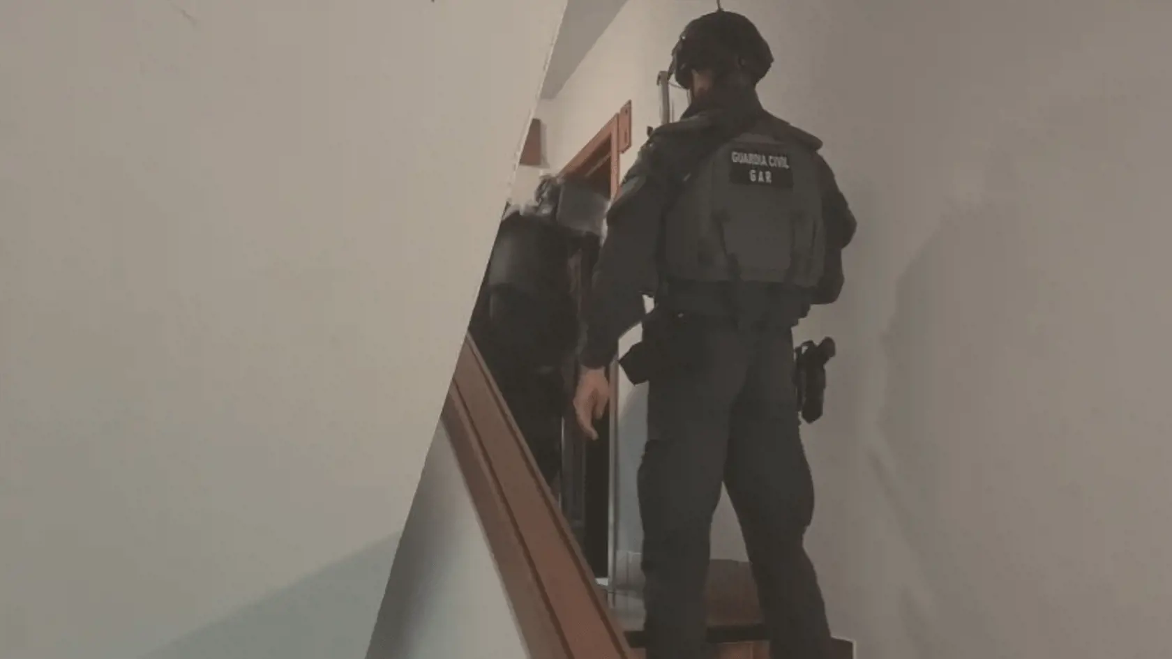 Hlavný zadávateľ drogových zákaziek – obvinený cudzinec – je vo väzbe v Nemecku. Viliam Kováč, ktorý je obžalovaný z organizovania rozsiahlej drogovej trestnej činnosti, je však stále na úteku