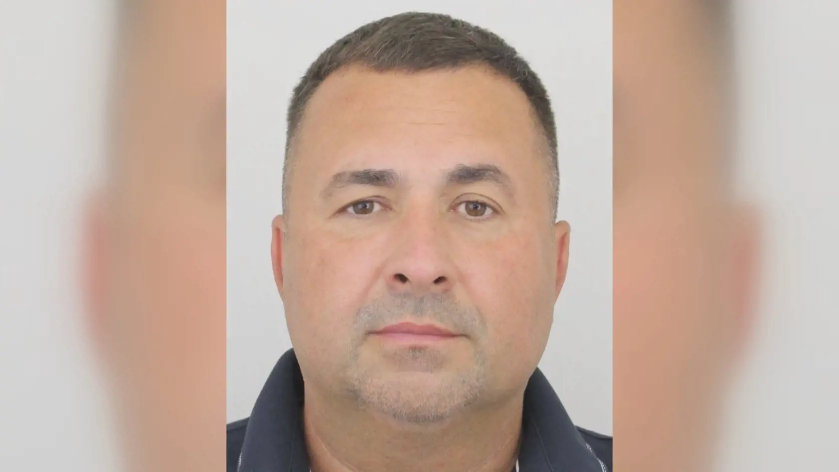 Dlhé alebo krátke vlasy? S fúzy, bez nich? Polícia pomocou umelej inteligencie zverejnila súčasné možné podoby Viliama Kováča (49). Ten viedol minimálne od roku 2018 v Liberci drogový veľkosklad. Pátra po ňom Europol.
