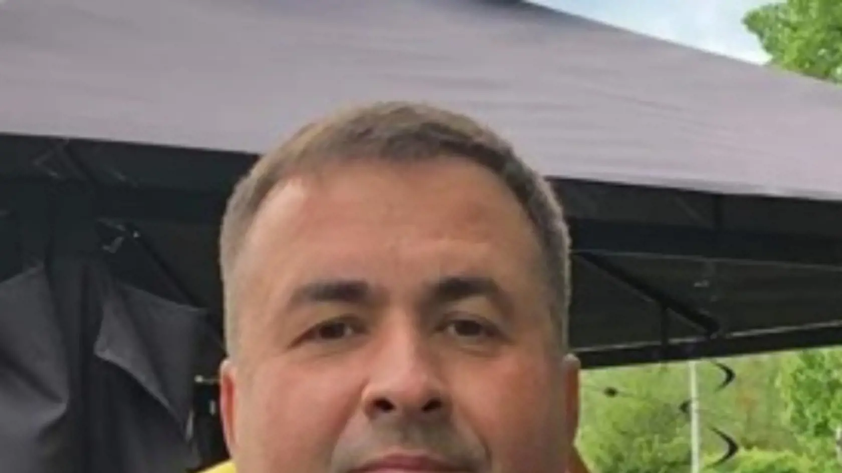 Dlhé alebo krátke vlasy? S fúzy, bez nich? Polícia pomocou umelej inteligencie zverejnila súčasné možné podoby Viliama Kováča (49). Ten viedol minimálne od roku 2018 v Liberci drogový veľkosklad. Pátra po ňom Europol.