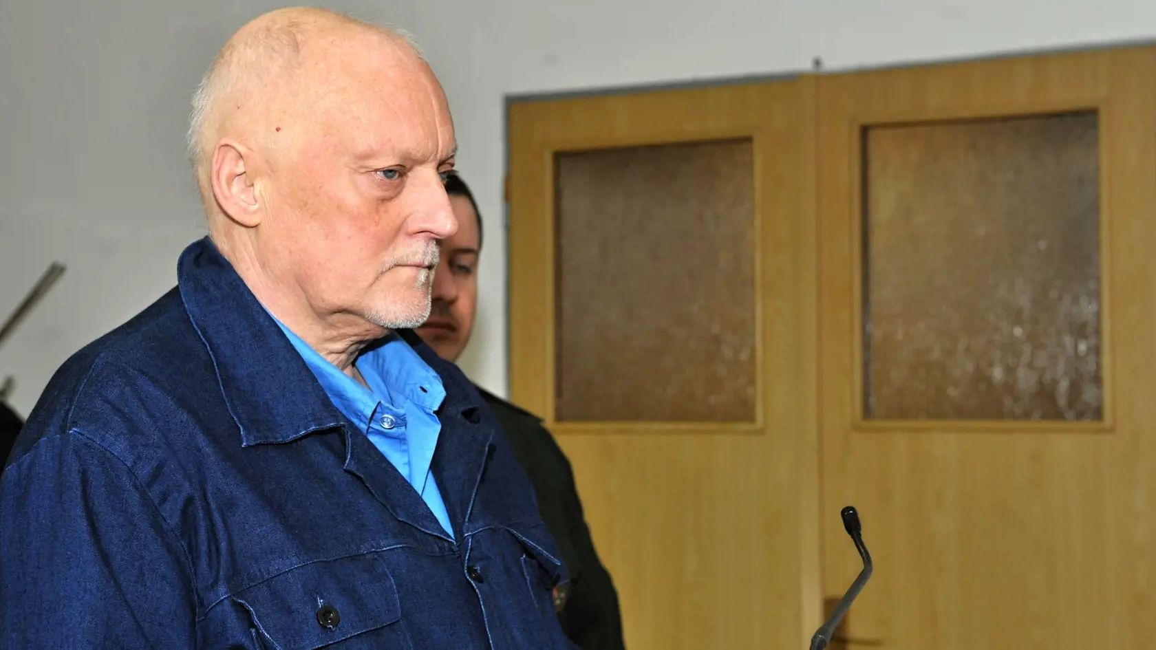 Okresný súd v Martine vyhovel žiadosti o predčasné prepustenie z väzenia, ktorú podal bývalý šéf nebankovej spoločnosti Drukos František Mojžiš. Súd mu uloil 8,5-ročný trest za podvod. Na snímke František Mojžiš počas vstupu do pojednávacej miestnosti  v Ústave na výkon trestu pre odsúdených v Sučanoch 23. februára 2018.