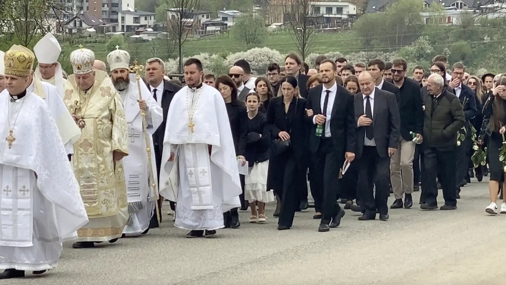 Príbuzní obetí tragickej nehody pri Spišskom Podhradí 6. 4. 2024 šli v smútočnom sprievode za zástupom kňazov a cirkevných hodnostárov.
