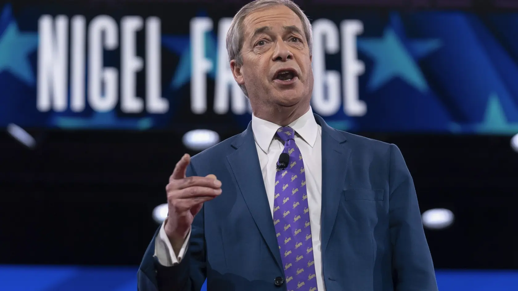 Nigel Farage, jeden z iniciátorov vystúpenia Británie z EÚ, gestikuluje na Konferencii konzervatívnej politickej akcie (CPAC) vo Washingtone.