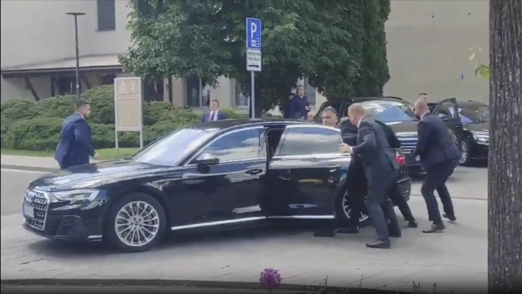 Po zásahu zostal údajný strelec ležať na zemi.  Fica v stredu po výjazdovom rokovaní vlády v Handlovej postrelili. Na mieste padlo niekoľko výstrelov, útočníka zadržali. Priestor pred Domom kultúry v Handlovej, kde sa zasadnutie vlády konalo, evakuovali.