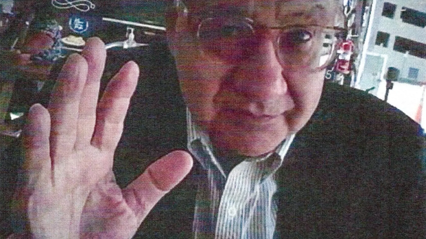 Bývalý veľvyslanec USA v Bolívii Manuel Rocha bol obvinený zo špionáže pre kubánsku tajnú službu, ktorú vykonával minimálne od roku 1981. Na snímke FBI bývalý veľvyslanec USA v Bolívii  Manuel Rocha počas stretnutia s tajným pracovníkom FBI.