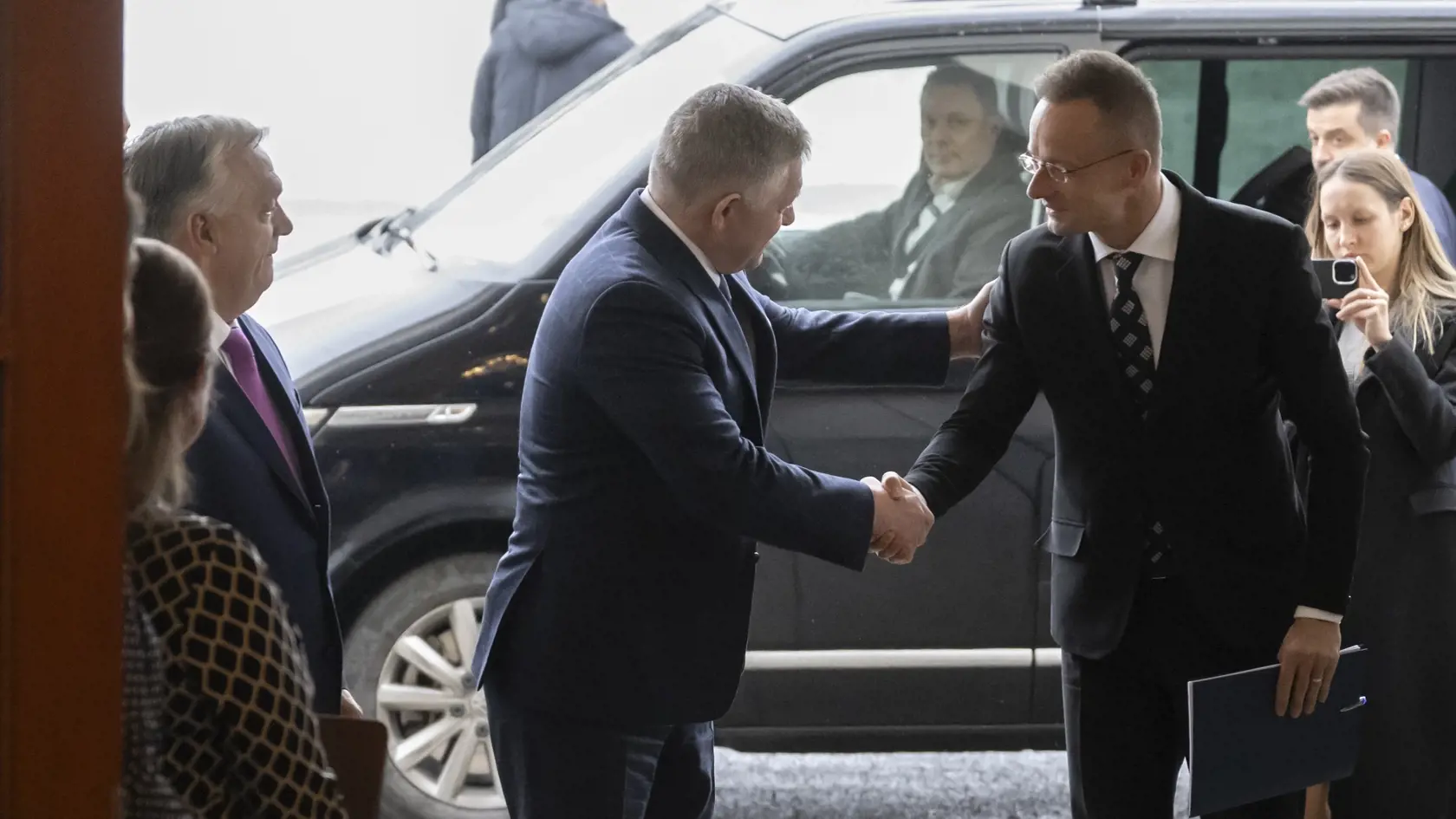 Na snímke zľava maďarský premiér Viktor Orbán, premiér SR Robert Fico (Smer-SD), maďarský minister zahraničných vecí a vonkajších ekonomických vzťahov Péter Szijjártó sa vítajú
pred Úradom vlády SR v Bratislave v utorok 21. januára 2025. FOTO TASR - Martin Baumann