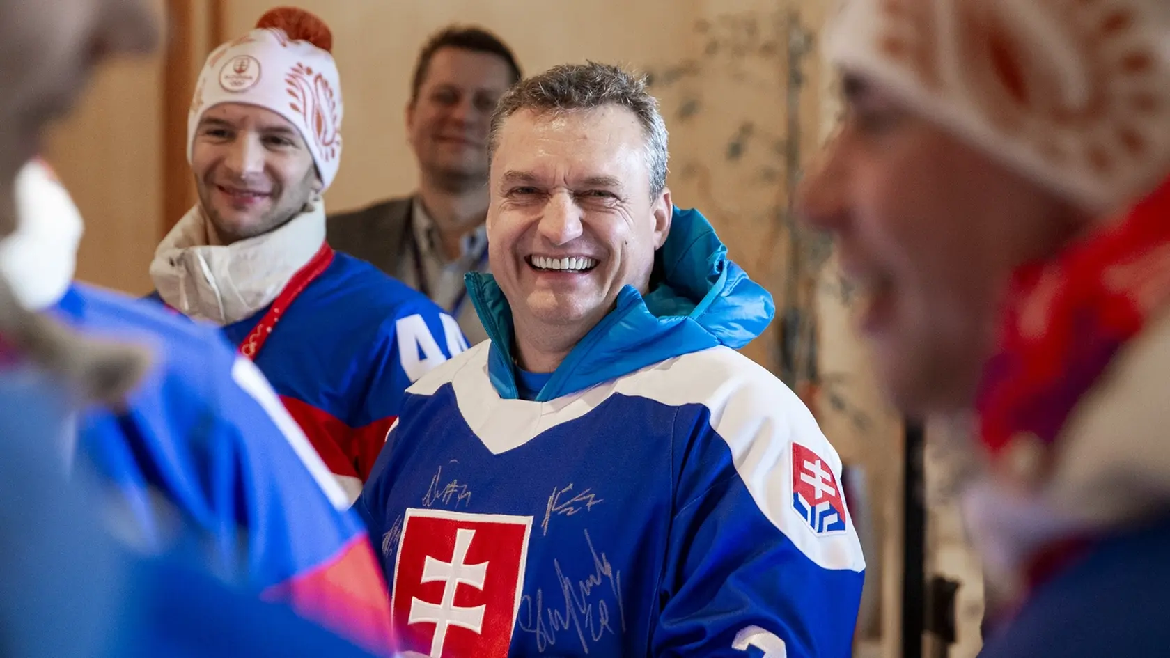 Slovenská hokejová reprezentácia - príprava na jazdu kabrio autobusom na námestie SNP. Na snímke je Marcel Forgáč.
