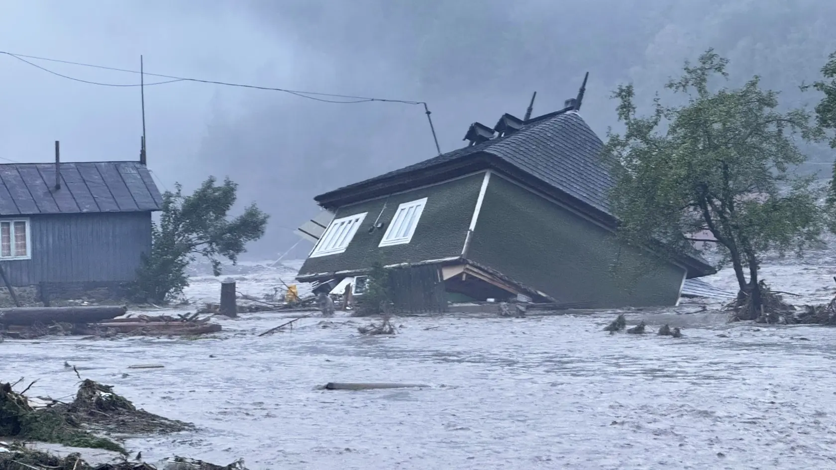 Zničený dom po bleskovej povodni v obci Brosteni na severe Rumunska.