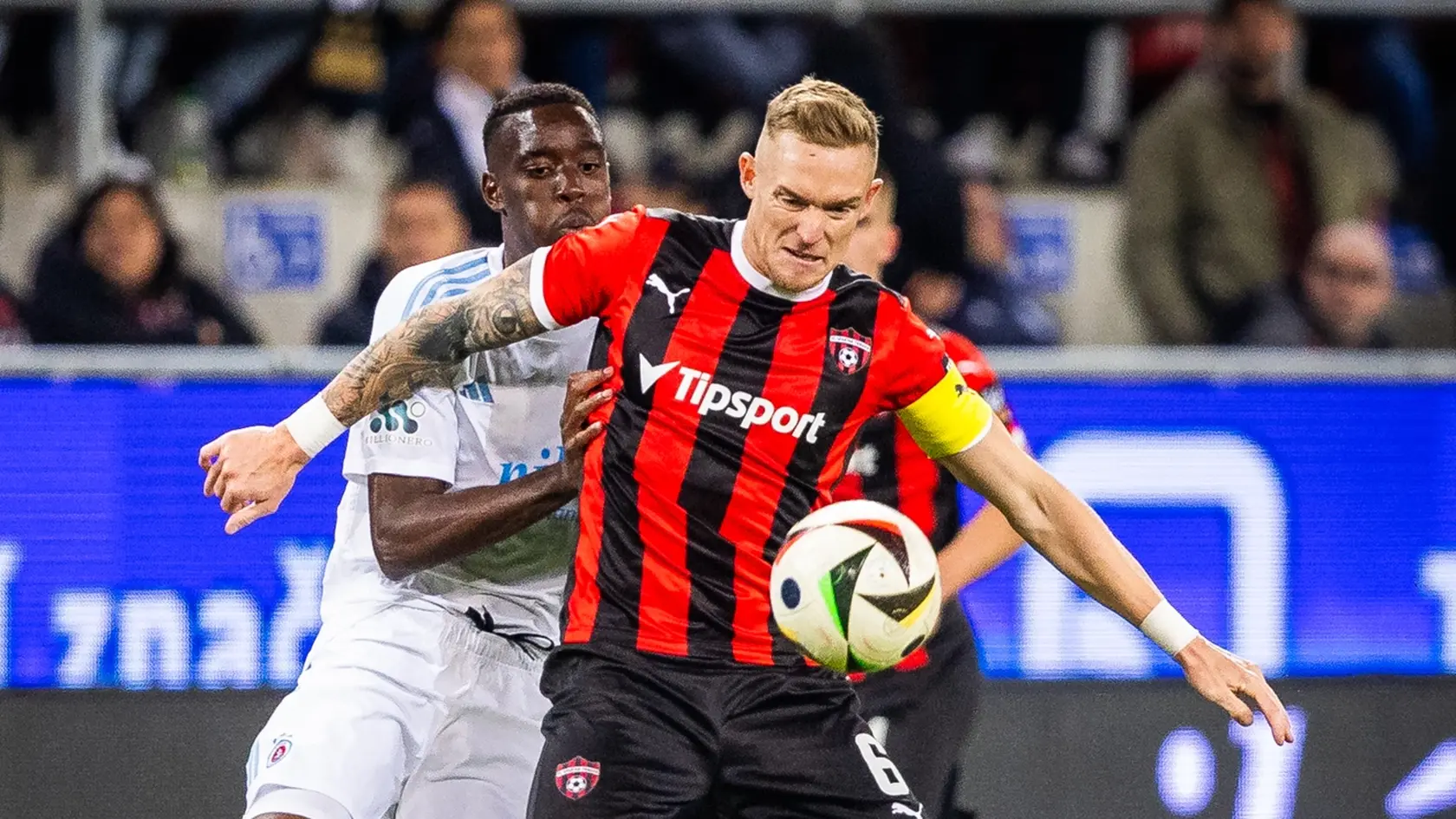Roman Procházka je kapitán Spartaka Trnava v pohárovej Európe, pričom v slovenskej lige majú pásku Martin Mikovič či Kristián Koštrna.