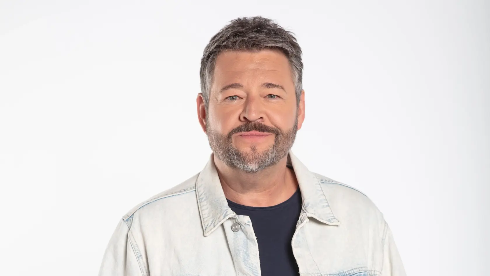 Michal Hudák je multifunkčným umelcom. Moderuje, zabáva, hrá, no v poslednom období najčastejšie pre svoje publikum spieva.