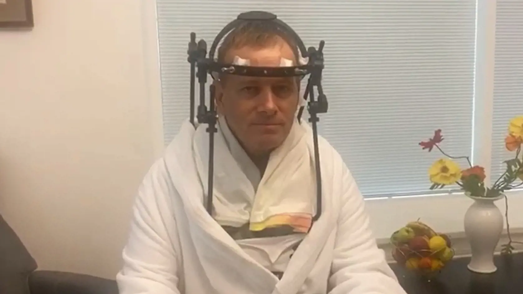 Boris Kollár sa po autonehode zotavoval zo zlomeného druhého krčného stavca v Nemocnici sv. Michala v Bratislave.
