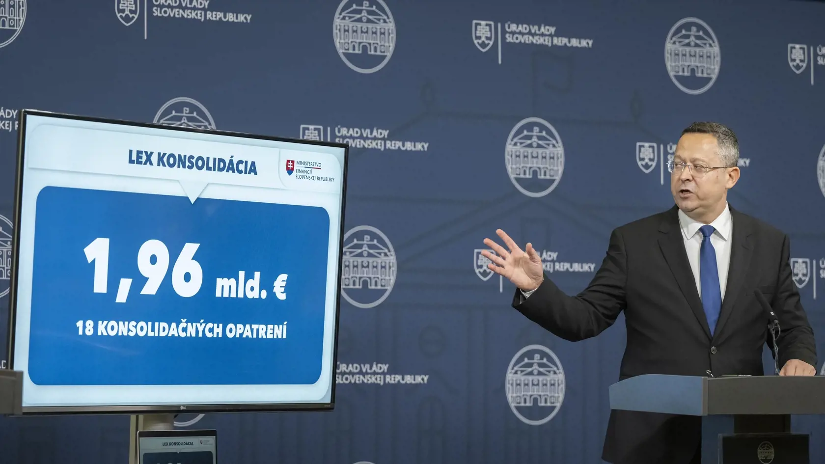 Minister financií SR Ladislav Kamenický (Smer) informuje o konsolidácii verejných financií počas tlačovej konferencie po ukončení 7. zasadnutia vlády SR 4. decembra 2023 v Bratislave.