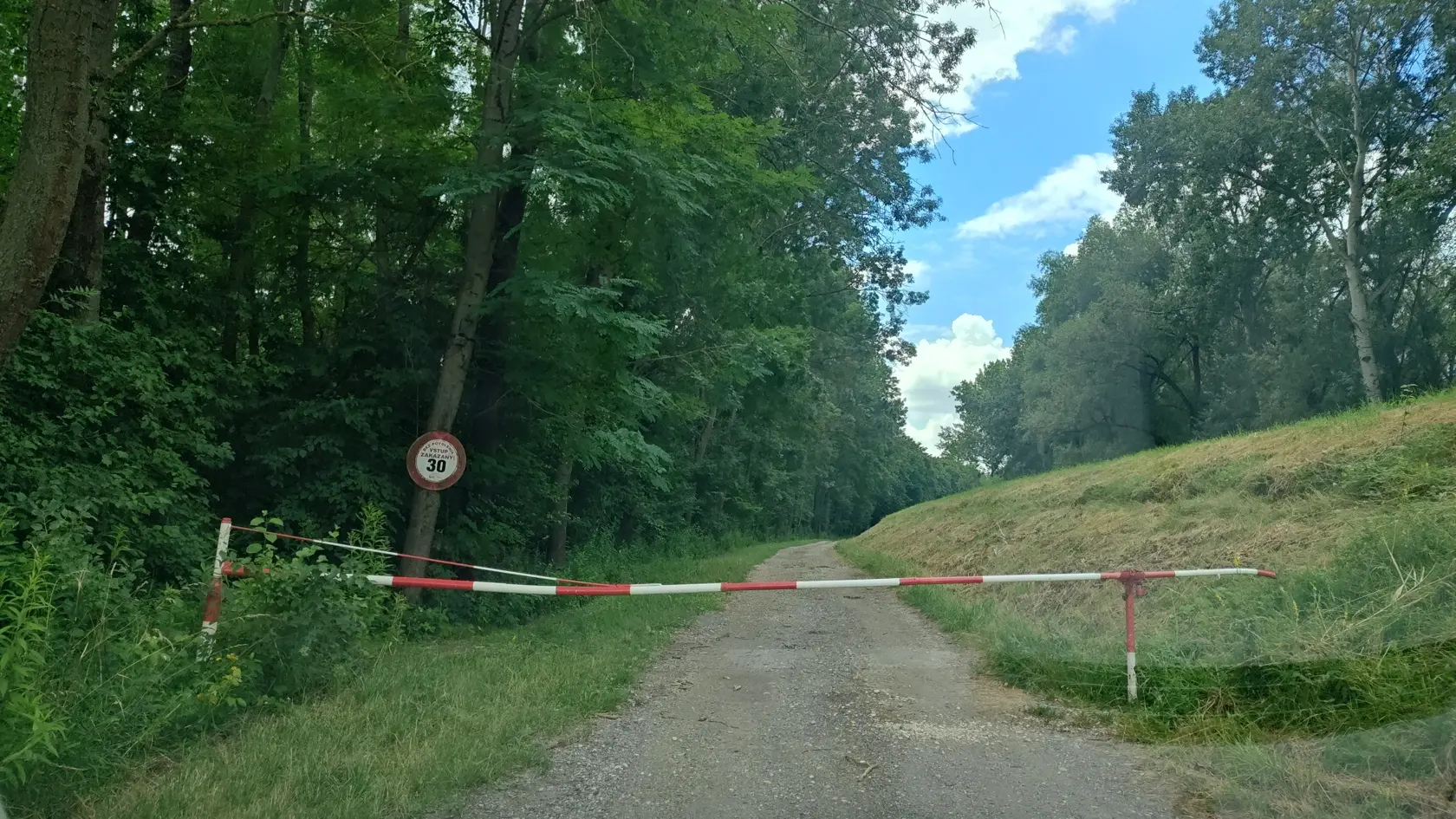 Na pozemku s bývalému domu Sátora stojí rampa.