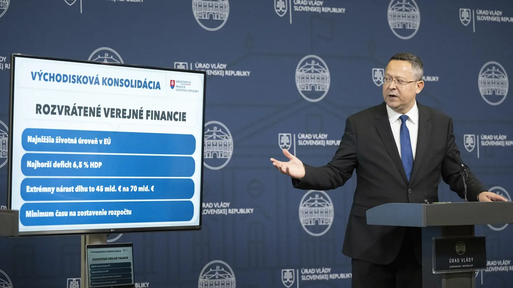 Minister financií SR Ladislav Kamenický (Smer) informuje o konsolidácii verejných financií počas tlačovej konferencie po ukončení 7. zasadnutia vlády SR 4. decembra 2023 v Bratislave.