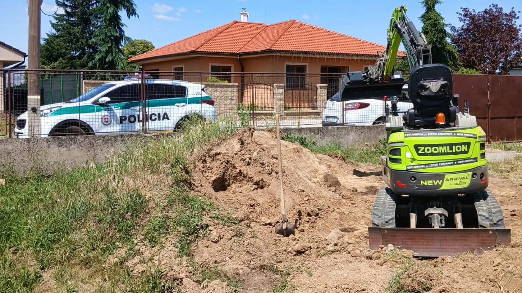 Na kope zeminy vo dvore rodinného domu ležali funkčné mínometné granáty.
