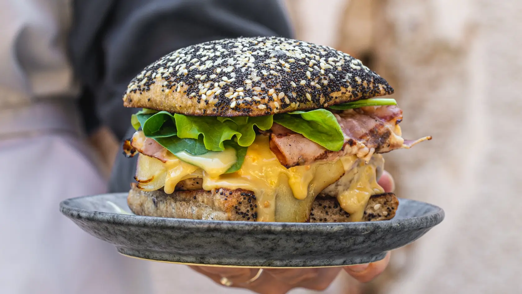Burger je jedným z najpopulárnejších jedál na svete, a to nielen kvôli svojej chuti, ale aj vďaka svojej všestrannosti. Je rýchly na prípravu, výborne prispôsobiteľný rôznym chutiam a je skvelým jedlom na rôzne príležitosti – od rodinných večerí až po oslavy s priateľmi.