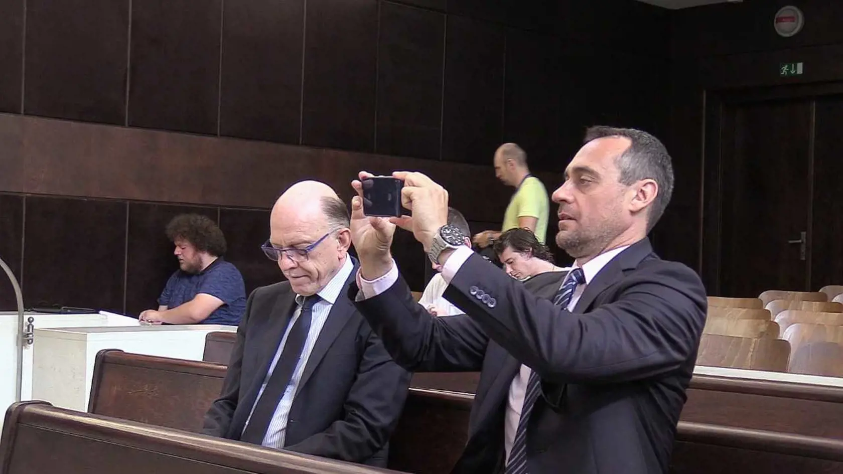 Poslanci SaS Jozef Rajtár a Alojz Baránik na súdnom pojednávaní s Rybaničom.
