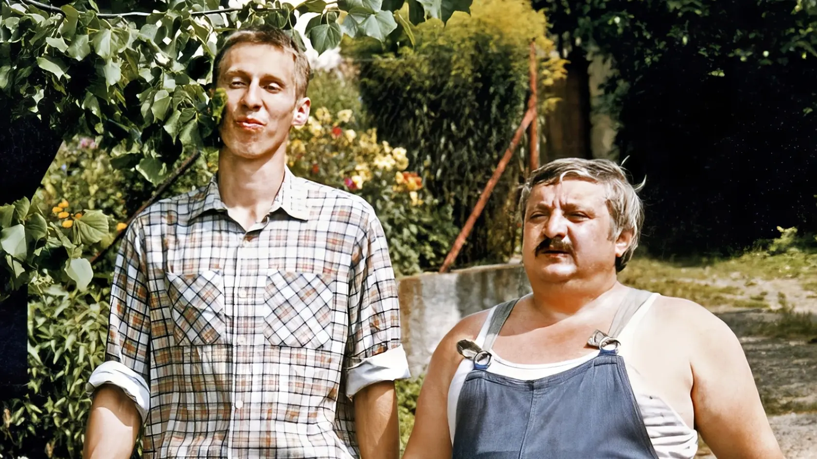 Kultové postavy z komédie Vesničko má středisková Otík Rákosník (herec János Bán) a Karel Pávek (herec Marián Labuda).