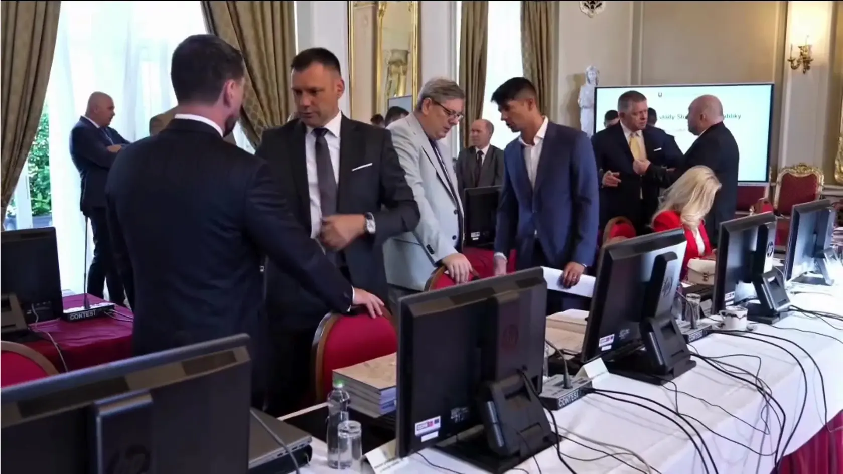 V stredu sa konala v poradí už 98. schôdza vlády, na ktorej sa rokovalo o viacerých návrhoch zákonov. Na stretnutí nechýbali ani ministerky či štátne tajomníčky, ktoré sa pri tejto príležitosti blysli novými outfitmi.