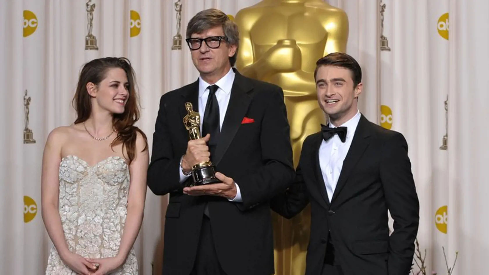 OSCARY 2013: Kristen Stewart a Daniel Radcliffe sa odfotili s Rickom Carterom, ktorý si odniesol cenu za film Lincoln.