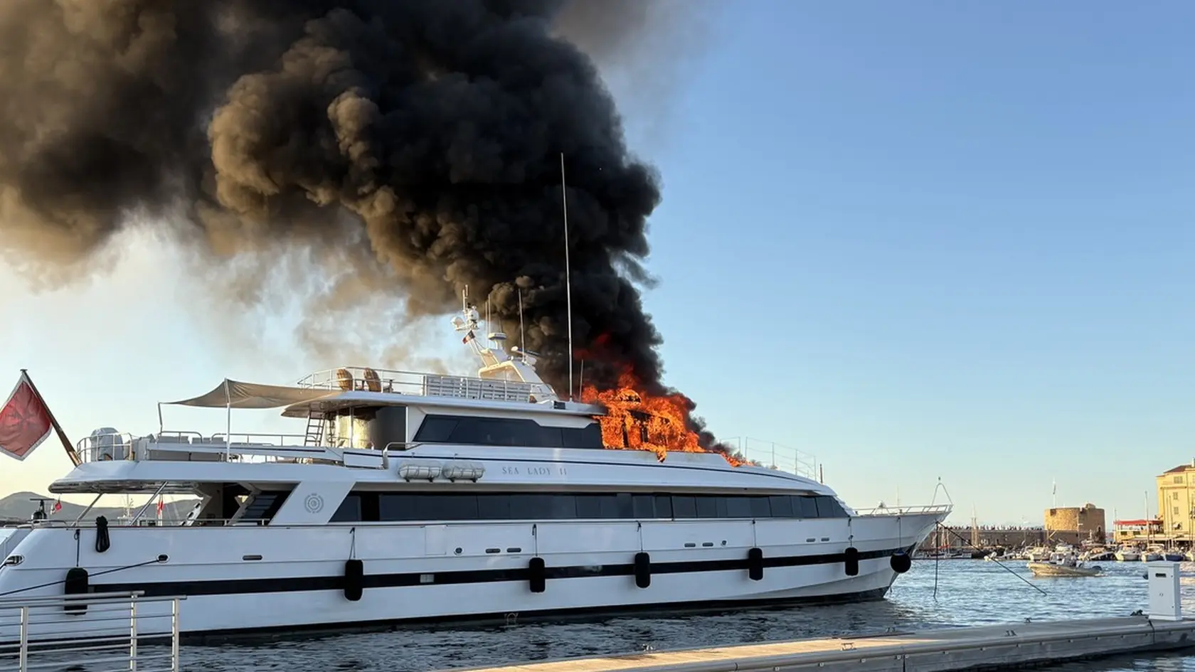 V Saint-Tropez horela superjachta Sea Lady II.