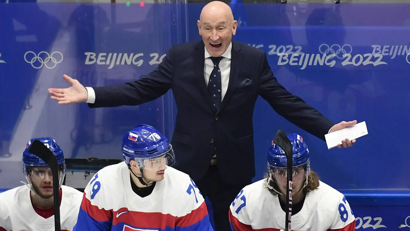 Na snímke slovenský tréner Craig Ramsay, druhý sprava Libor Hudáček a vpravo Pavol Regenda v kvalifikácii o štvrťfinále Slovensko - Nemecko na ZOH 2022 v Pekingu v utorok 15. februára 2022. FOTO TASR - Martin Baumann 