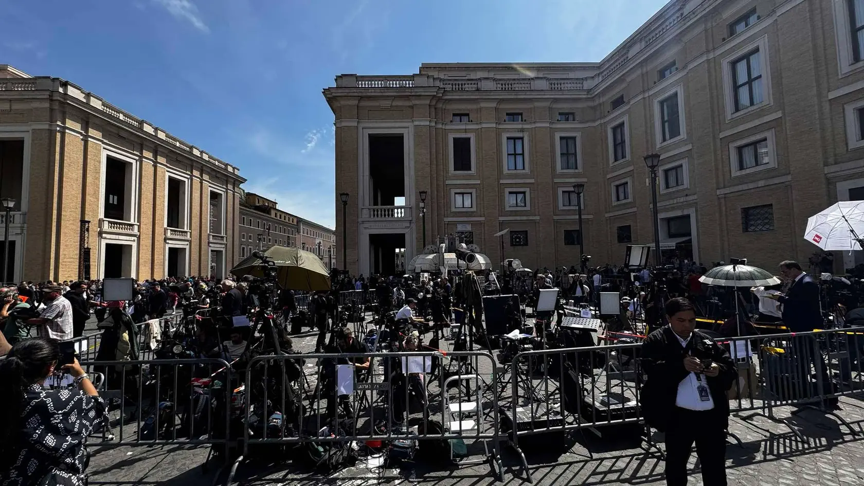 Martin Krystýnek z Popradu, kameraman televízie Markíza, spolu s redaktorom Jánom Tribulom monitorovali priebeh pohrebu zosnulého pápeža Františka. 