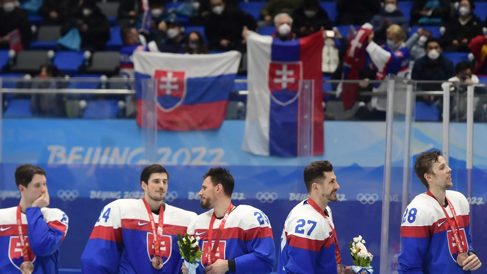 Na snímke slovenskí hráči oslavujú po zisku bronzu po zápase olympijského turnaja v hokeji mužov o bronz Slovensko - Švédsko na ZOH 2022 v Pekingu v sobotu 19. februára 2022. FOTO TASR - Martin Baumann