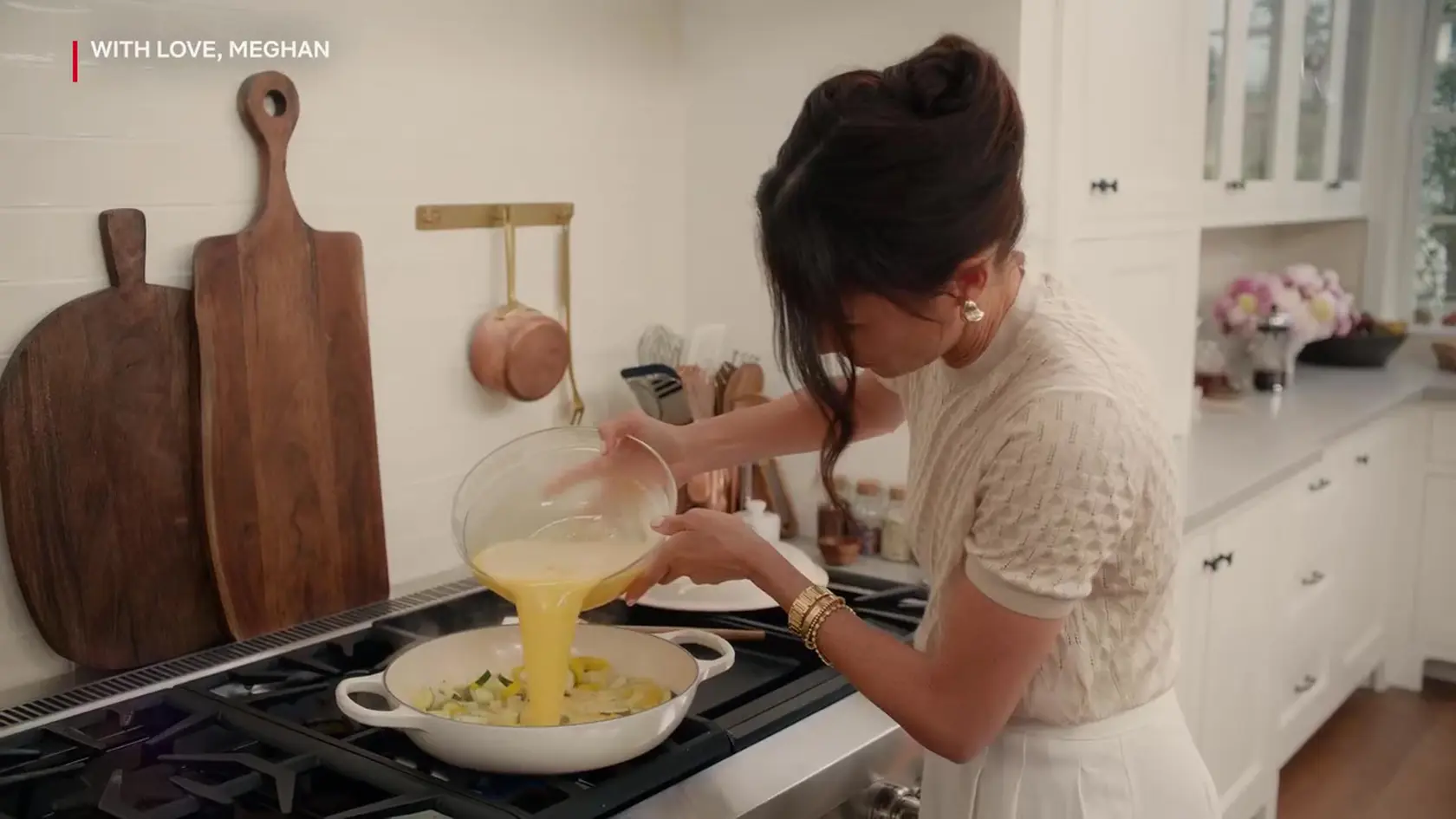 Meghan Markle má vlastnú kulinársku šou na Netflixe. Jedlo pripravuje na špičkovej panvici  Le Creuset v hodnote od 220 do 300 eur.