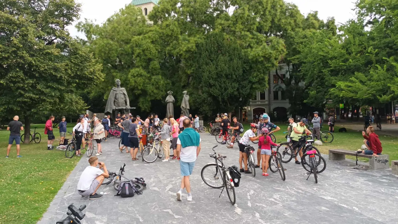 Demonštrácia proti ministerke kultúry Martine Šimkovičovej. Demonštranti prišli na bicykloch a v netradičných outfitoch.