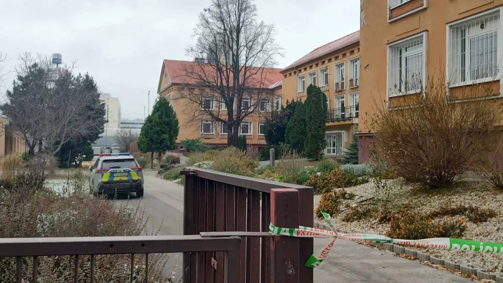 Na škole zasahovala polícia.