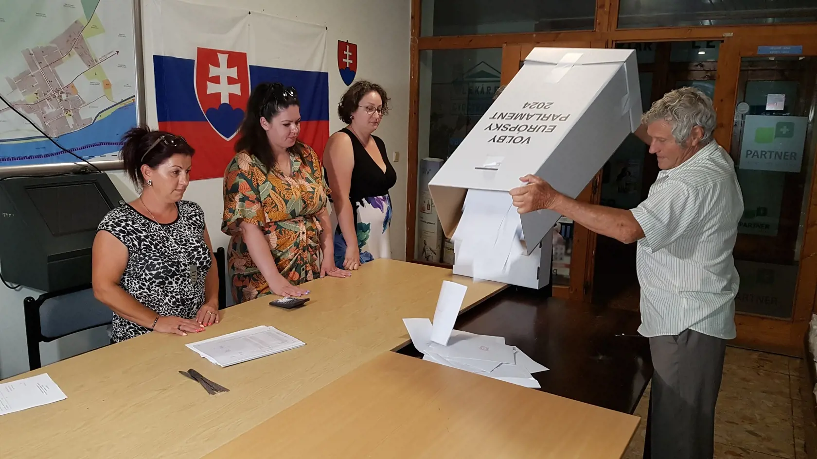 Na snímke spočítavanie hlasov po uzatvorení volebnej miestnosti v obci Moča, v okrese Kmárno 8. júna 2024 počas volieb do Európskeho parlamentu 2024.