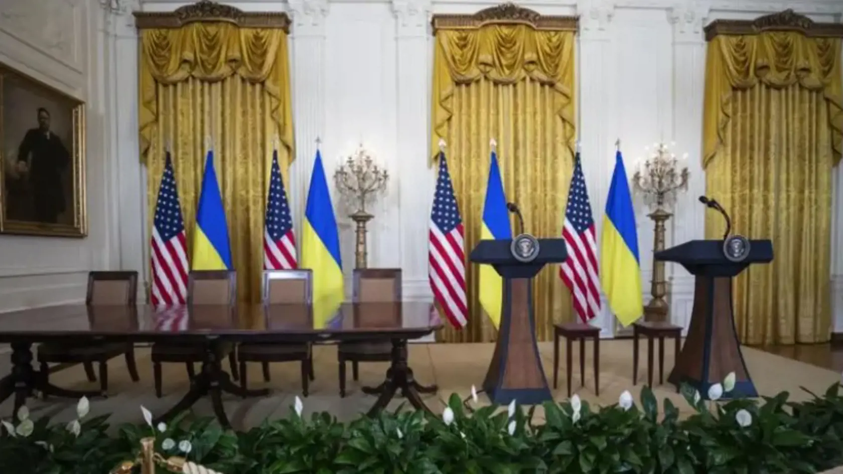 Na fotografii je prázdne pódium a stoly, ktoré boli pripravené na očakávanú tlačovú konferenciu a ceremóniu podpisovania dohody medzi americkým prezidentom Donaldom Trumpom a ukrajinským prezidentom Volodymyrom Zelenským.