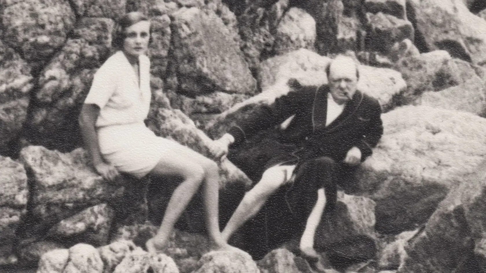 Winston Churchill a jeho milenka, vikomtesa Doris Castlerosse, počas dovolenky vo Francúzsku. Britský expremiér za krásnou aristokratkou cestoval do Francúzska celkovo štyrikrát.