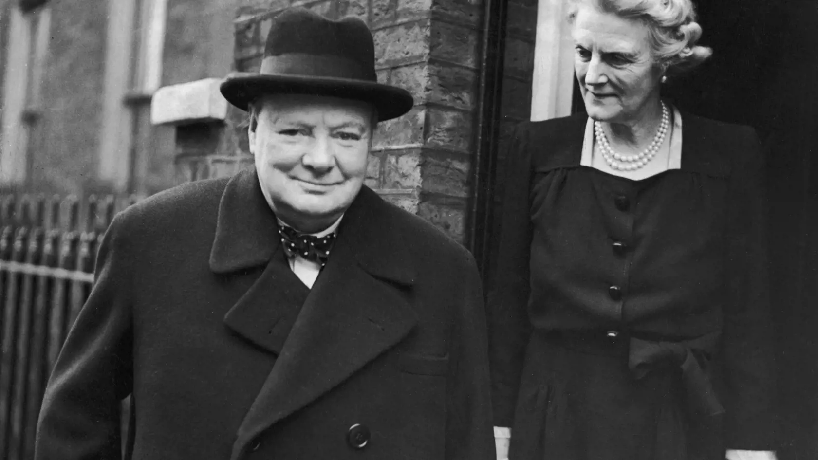 Najslávnejší britský expremiér Winston Churchill svoju manželku Clemmie (na fotografii) podvádzal s notoricky známou milenkou Doris Castlerosse, pratetou slávnej supermodelky.