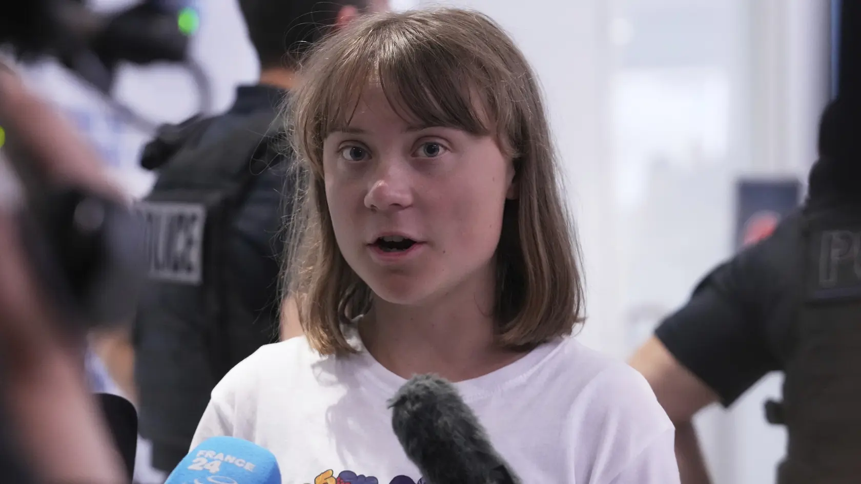 KK43 Paríž - Aktivistka Greta Thunbergová odpovedá na otázky novinárov na parížskom letisku Charlesa de Gaulla po príchode z Izraela v utorok 10. júna 2025. Izraelské ministerstvo zahraničných vecí v utorok oznámilo, že aktivisti, ktorí na humanitárnej lodi Madleen chceli priviezť pomoc do Pásma Gazy, no zadržala ich izraelská armáda, dorazili na letisko v Tel Avive, odkiaľ ich deportujú. Izraelská armáda prevzala v noci na pondelok 9. júna 2025 kontrolu nad touto loďou, ktorou sa okrem Thunbergovej plavil napríklad aj aktivista z Brazílie Thiago Ávila, francúzska europoslankyňa Rima Hassanová i ďalší aktivisti z Francúzska, Turecka či Španielska.  Loď, ktorú prevádzkuje propalestínska koalícia Flotila slobody (FFC), sa plavila pod vlajkou Británie a 1. júna vyplávala z prístavného mesta Catania na talianskom ostrove Sicília. Cieľom bolo 9. júna dopraviť do Gazy symbolické množstvo pomoci pre civilistov a zvýšiť medzinárodné povedomie o tamojšej humanitárnej kríze spôsobenej blokovaním prísunu pomoci zo strany Izraela, ktorý už 20 mesiacov bojuje v palestínskej enkláve proti Hamasu. FOTO TASR/AP
Activist Greta Thunberg answers reporters as she arrives from Israel at Charles de Gaulle airport, north of Paris, Tuesday, June 10, 2025. (AP Photo/Michel Euler)