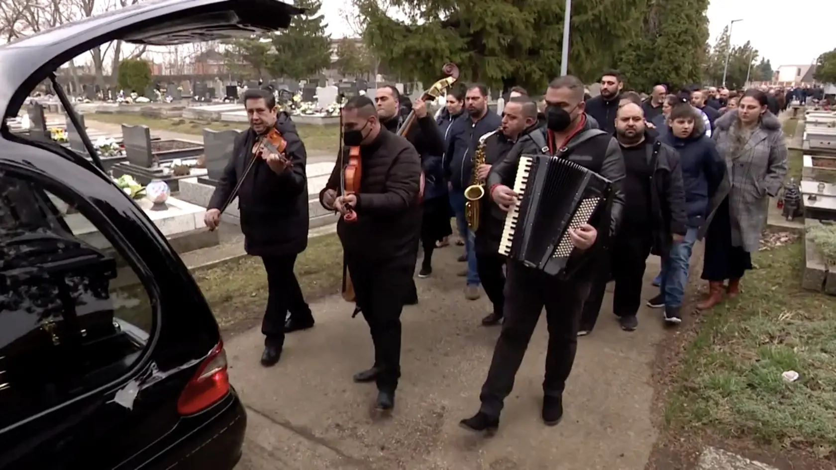 Typická cigánska rozlúčka sa nemôže zaobísť bez muziky.