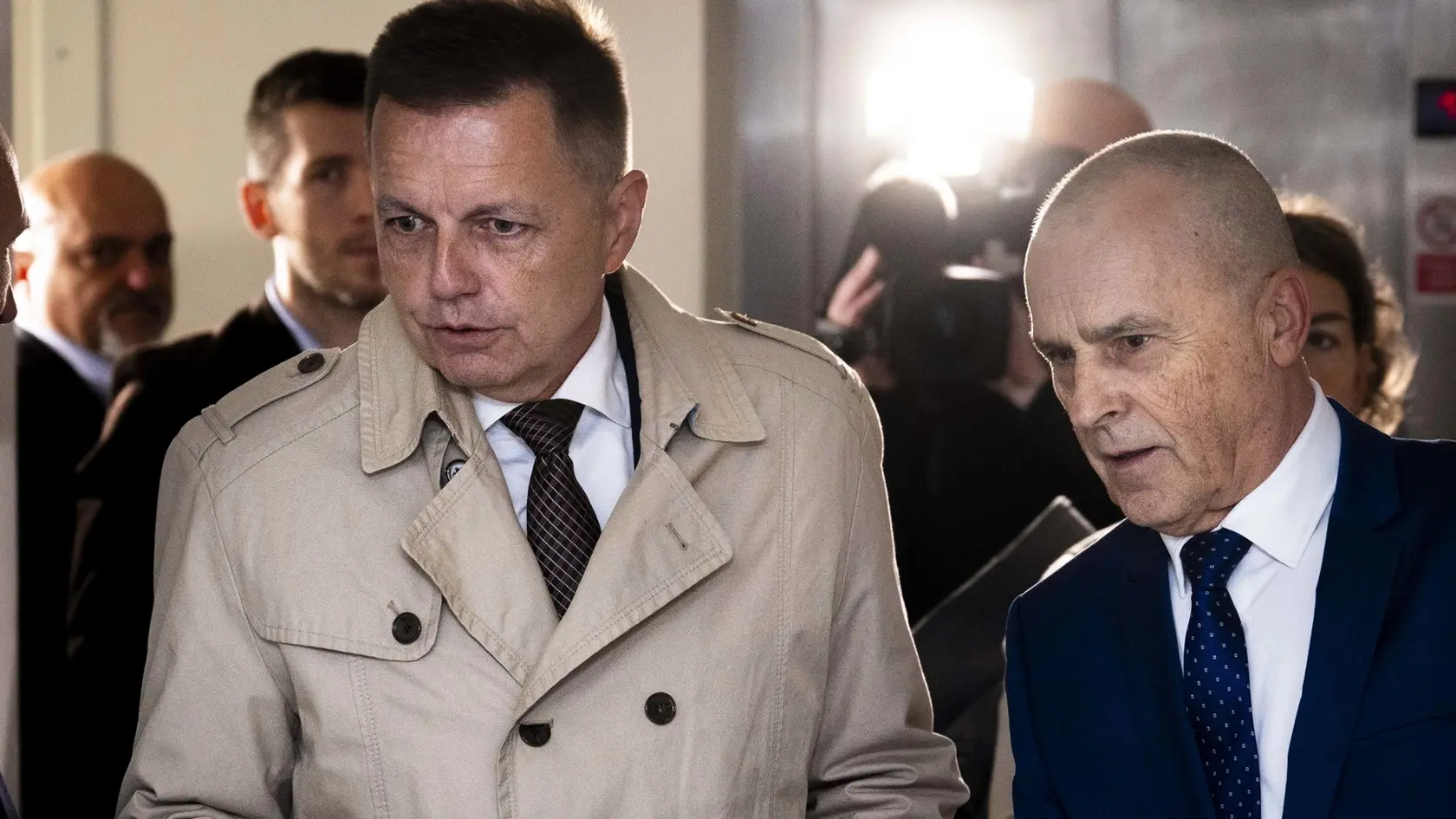 Na snímke zľava obžalovaný guvernér Národnej banky Slovenska (NBS) a exminister financií Peter Kažimír (vľavo) a advokát Ondrej Mularčík prichádzajú na hlavné pojednávanie na Špecializovaný trestný súd (ŠTS) v Pezinku v piatok 11. októbra 2024.