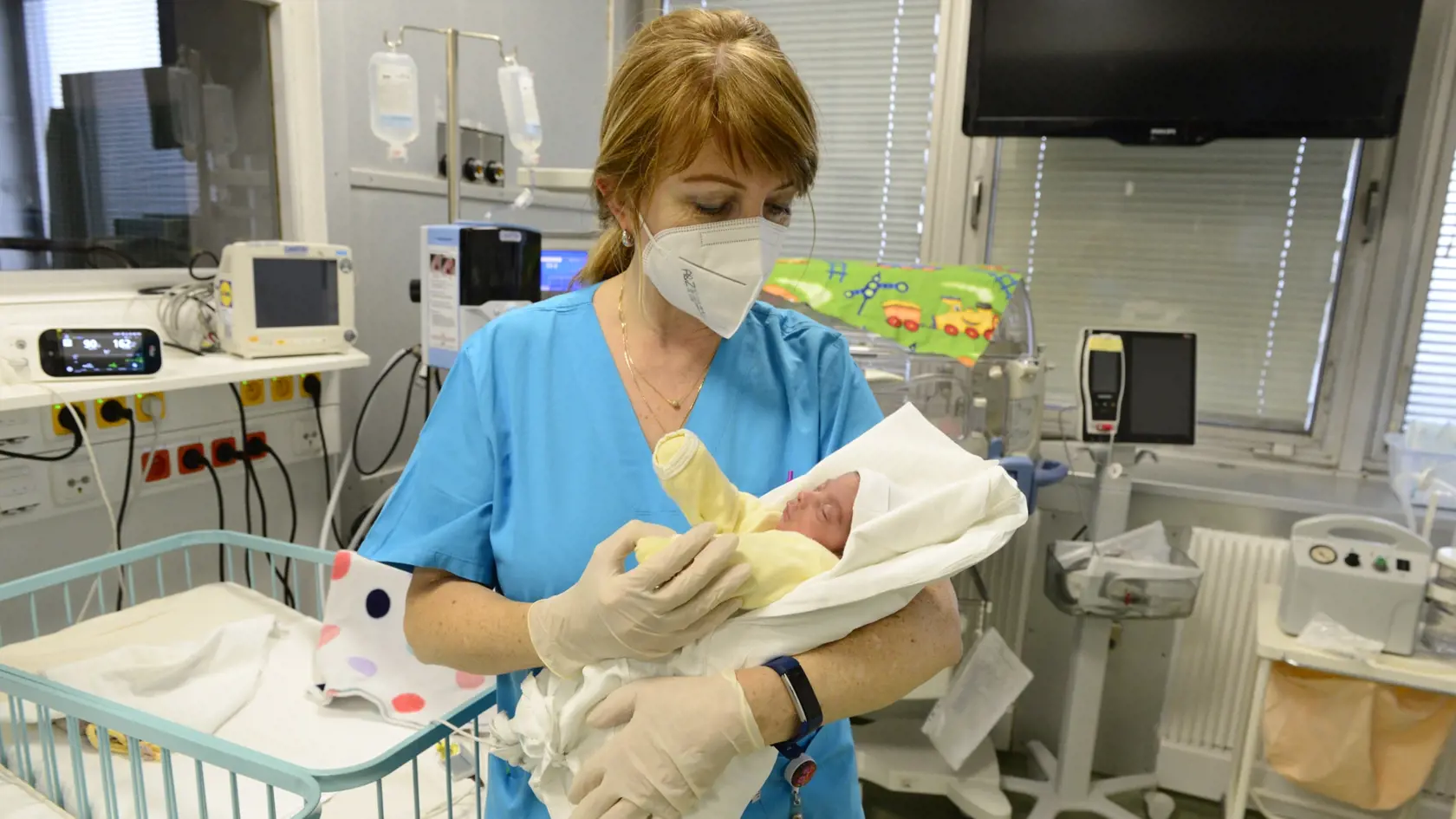Otvorenie zrekonštruovanej a zmodernizovanej JIS Neonatologického oddelenia Univerzitnej nemocnice L. Pasteura (UNLP). Na snímke zdravotná sestra s dieťaťom.  Košice, 29. septembra 2022  FOTO TASR – Milan Kapusta
