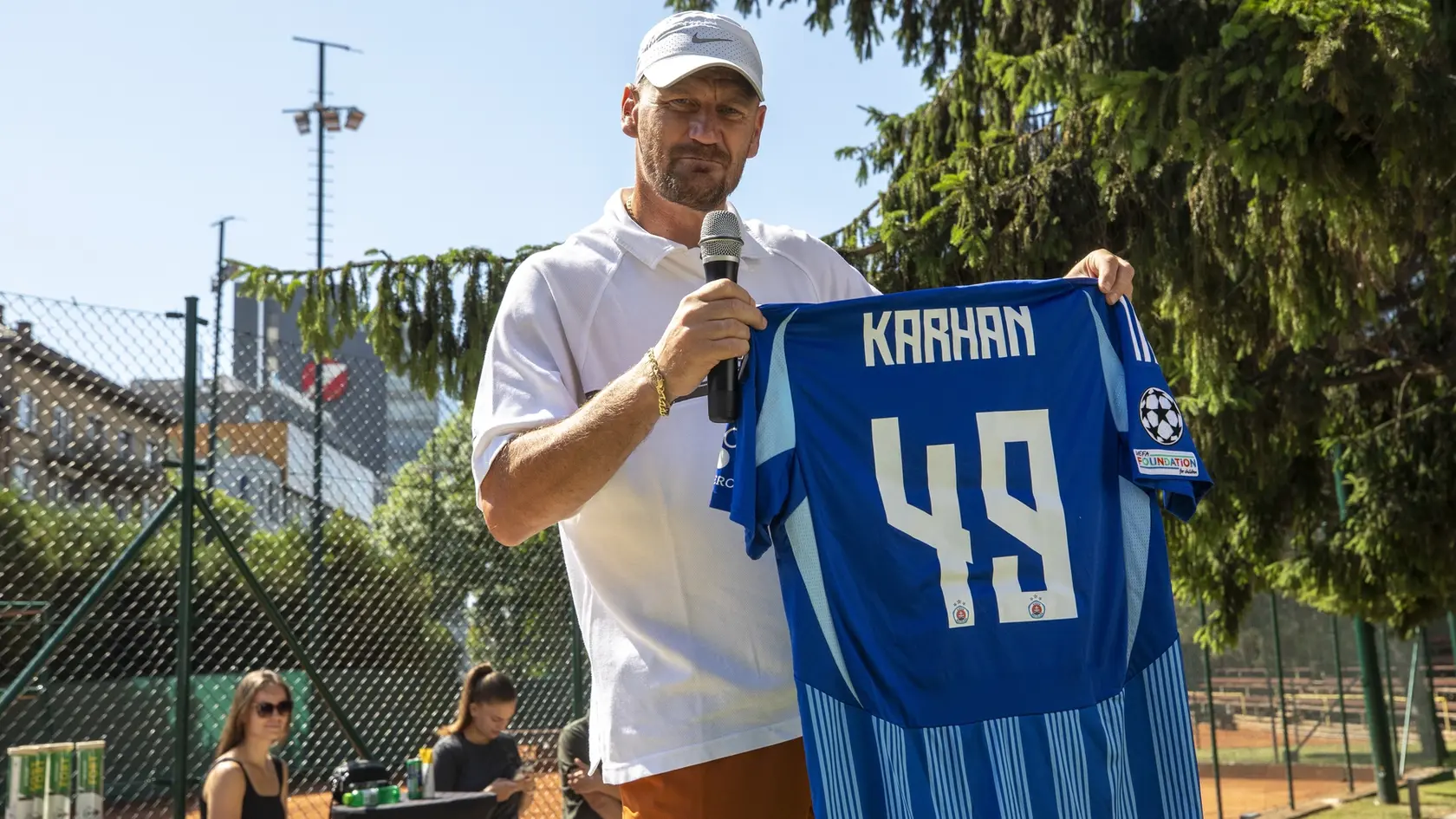 Bývalý futbalista Miroslav Karhan oslávil cez víkend 49. narodeniny a dostal od organizátorov podujatie dres odvekého rivala bratislavského Slovana.