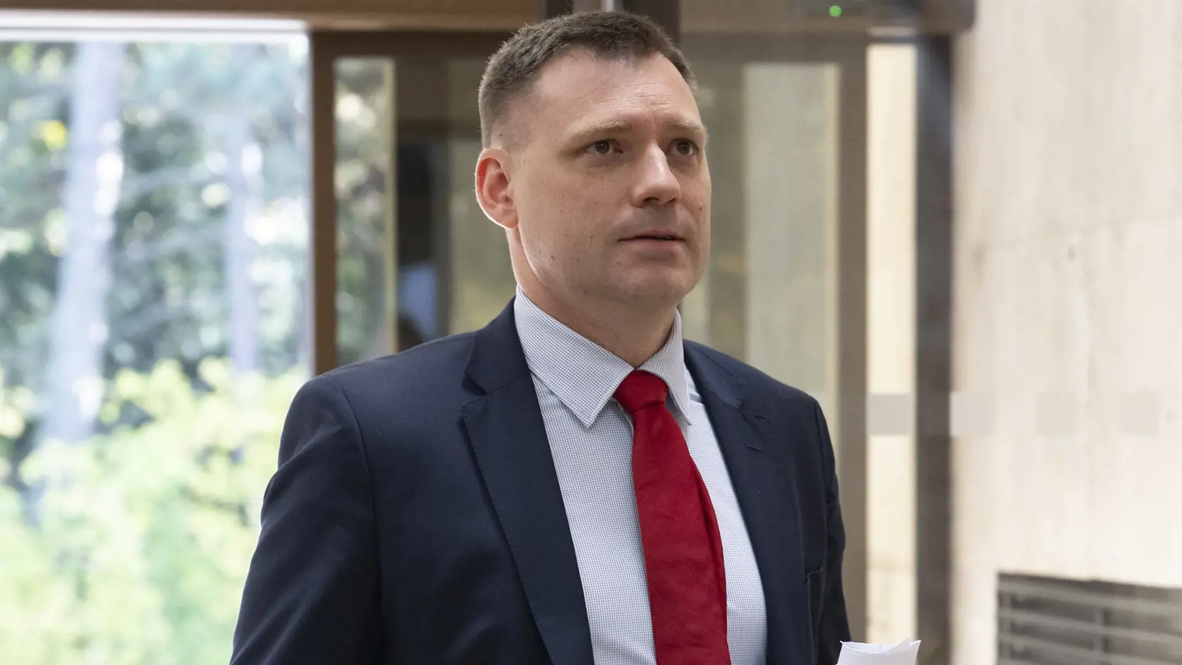 ODKAZ TOMÁŠA TARABU: "Ja som nevyhodil ani jedného človeka a prepustená v skúšobnej dobe bola len jedna osoba, ale nie mnou, ale riaditeľkou Inšpekcie životného prostredia. Ak politik klame v takýchto jednoducho preveriteľných veciach, tak podľa mňa nemá problém klamať vo všetkom," povedal pre denník Plus JEDEN DEŇ Taraba.
