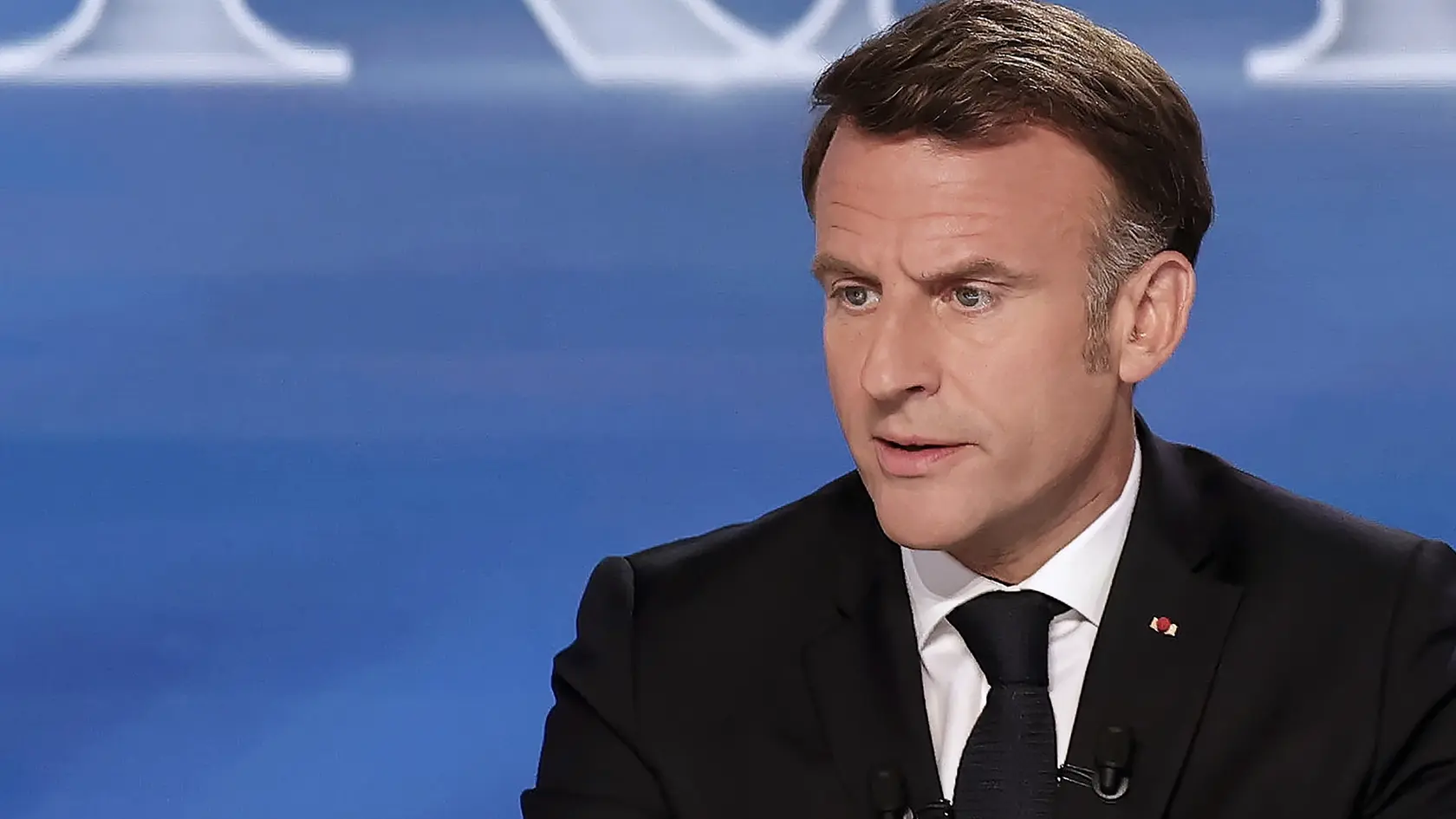 KK9 Paríž - Francúzsky prezident Emmanuel Macron hovorí počas špeciálneho programu v štúdiu televízie TF1 v Paríži 13. mája 2025. Francúzsky prezident Emmanuel Macron v utorok vyhlásil, že podporuje vypísanie viacerých referend v jeden deň, aby v nich voliči rozhodovali o sociálnych a ekonomických reformách. FOTO TASR/AP
France's President Emmanuel Macron takes part in a special program of the French channel TF1 in Saint-Denis, north of Paris, Tuesday, May 13, 2025. (Ludovic Marin/Pool Photo via AP)