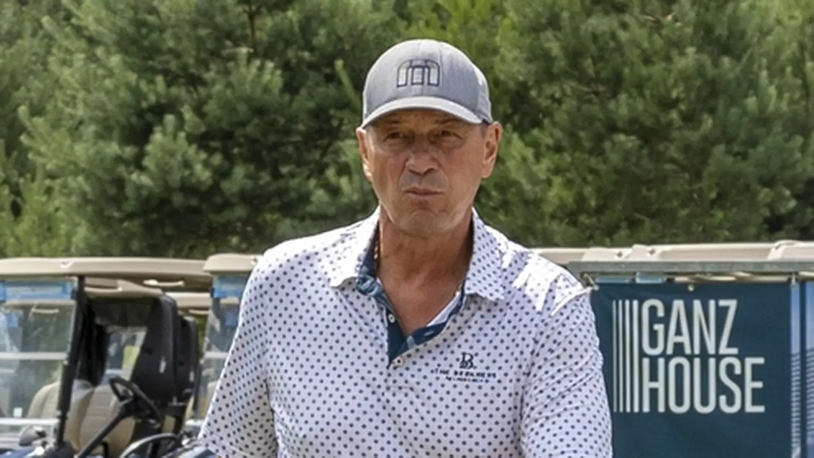 Na snímke príchod účastníkov 2. ročníka golfového turnaja Golf Hockey Challenge v Šajdíkových Humenciach. Na snímke je Peter Bondra.