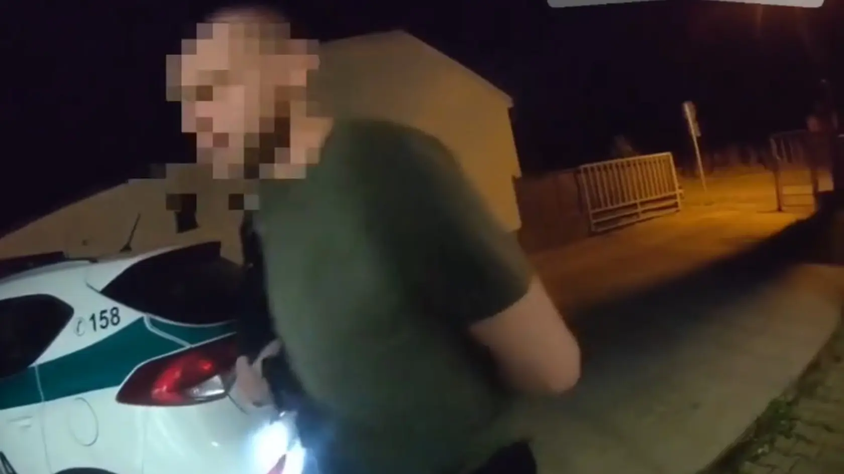 Agresívny muž mlátil ľudí na benzínke železnou tyčou, polícia ho zatkla.