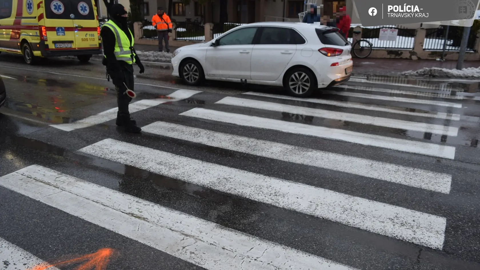 Ženu s dvoma deťmi zrazilo auto na priechode pre chodcov