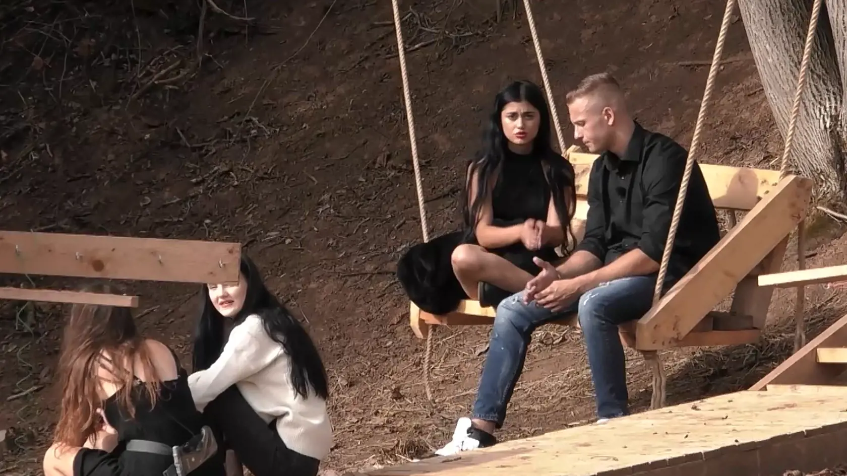 Azra mu povedala, že nevie, či s ním chce po príchode domov ostať.