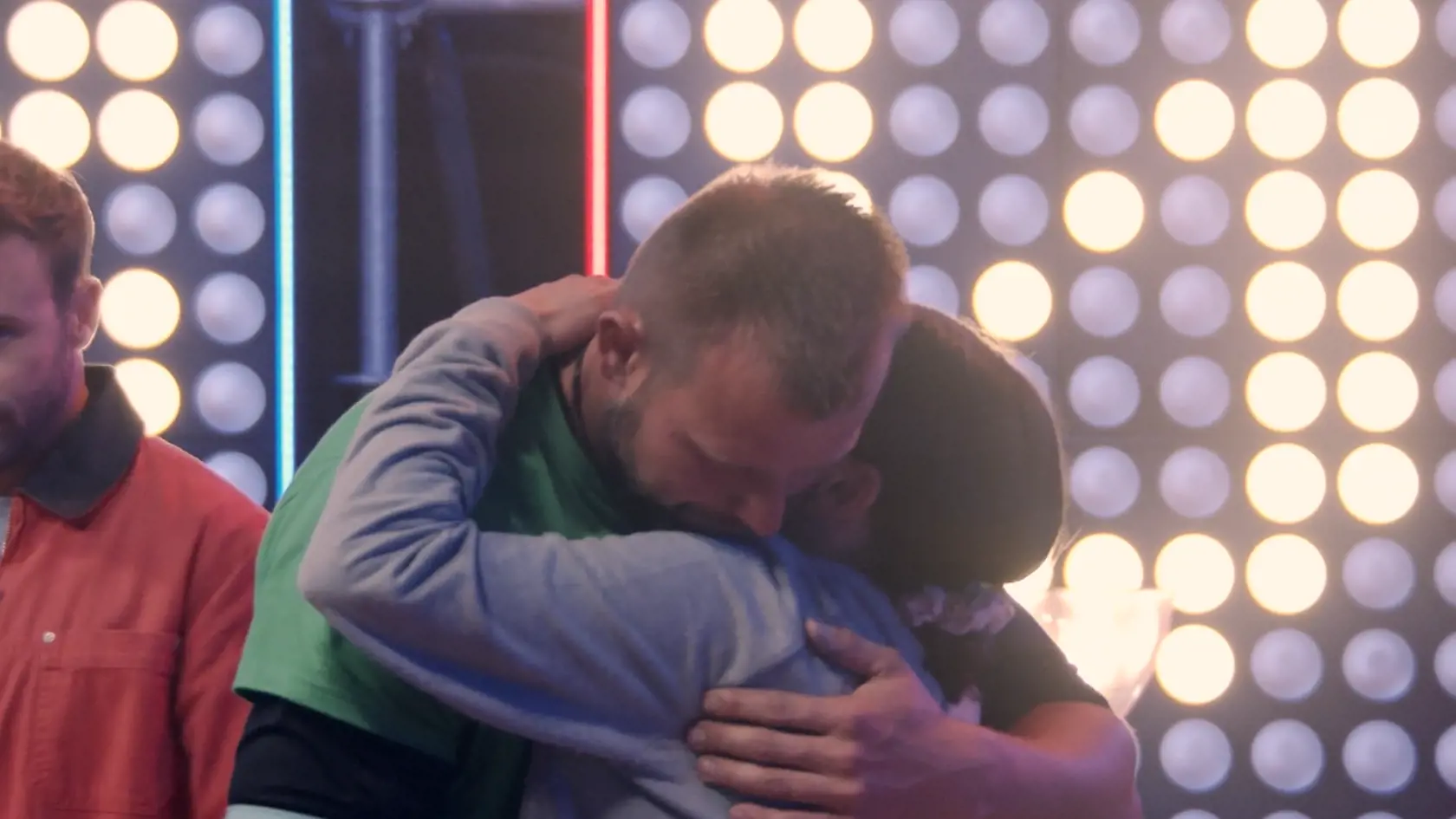 Michal sa na konci duelu, ktorý vyhral, tváril, akoby ho to ani netešilo. Aj sa vyjadril, že mu to je ľúto, že Saška odchádza. Pri rozlúčke sa jej ospravedlnil, že si ju vybral. Na čo to však potom robil? Je to síce hra, ale Michal si doslova nas*al do huby.