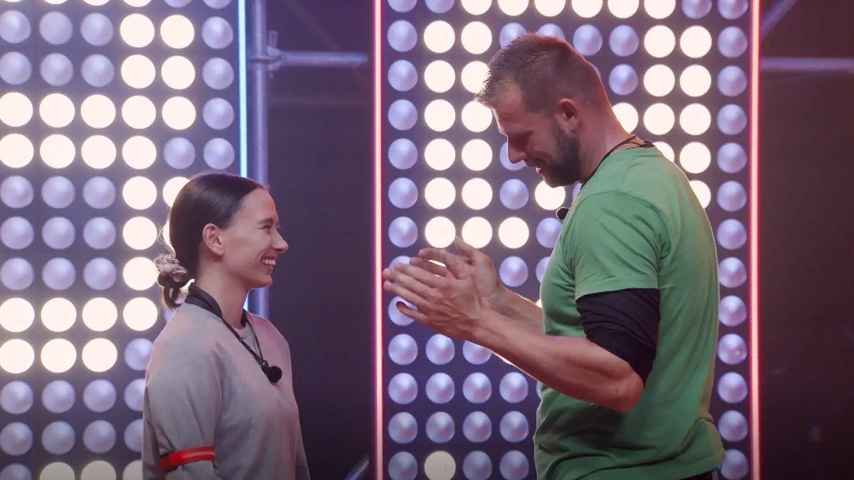 Saška opäť opúšťa statok. Kým pred týždňom bola slzavé údolie, teraz sa lúčila s úsmevom. Michal sa jej pri rozlúčke ospravedlňoval.