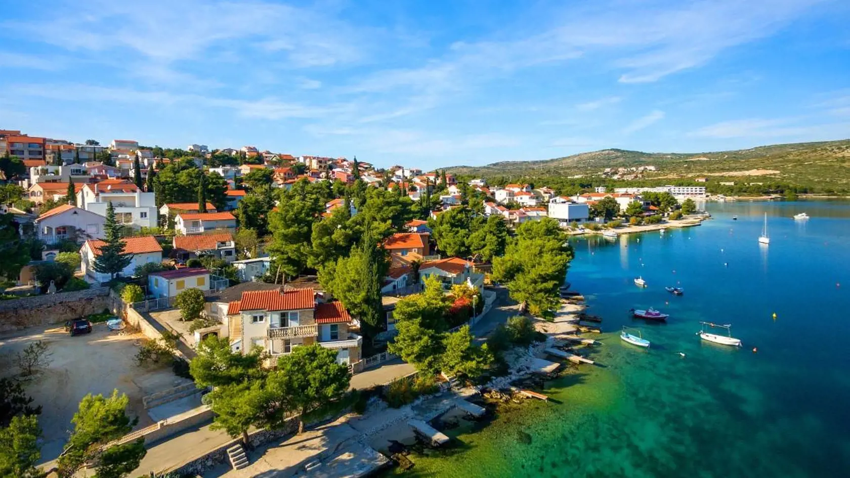 Rogoznica je mediteránske miesto, ktorého centrum sa nachádza na polostrove, ktorý je spojený s pevninou násypom v druhej polovici 19. storočia.