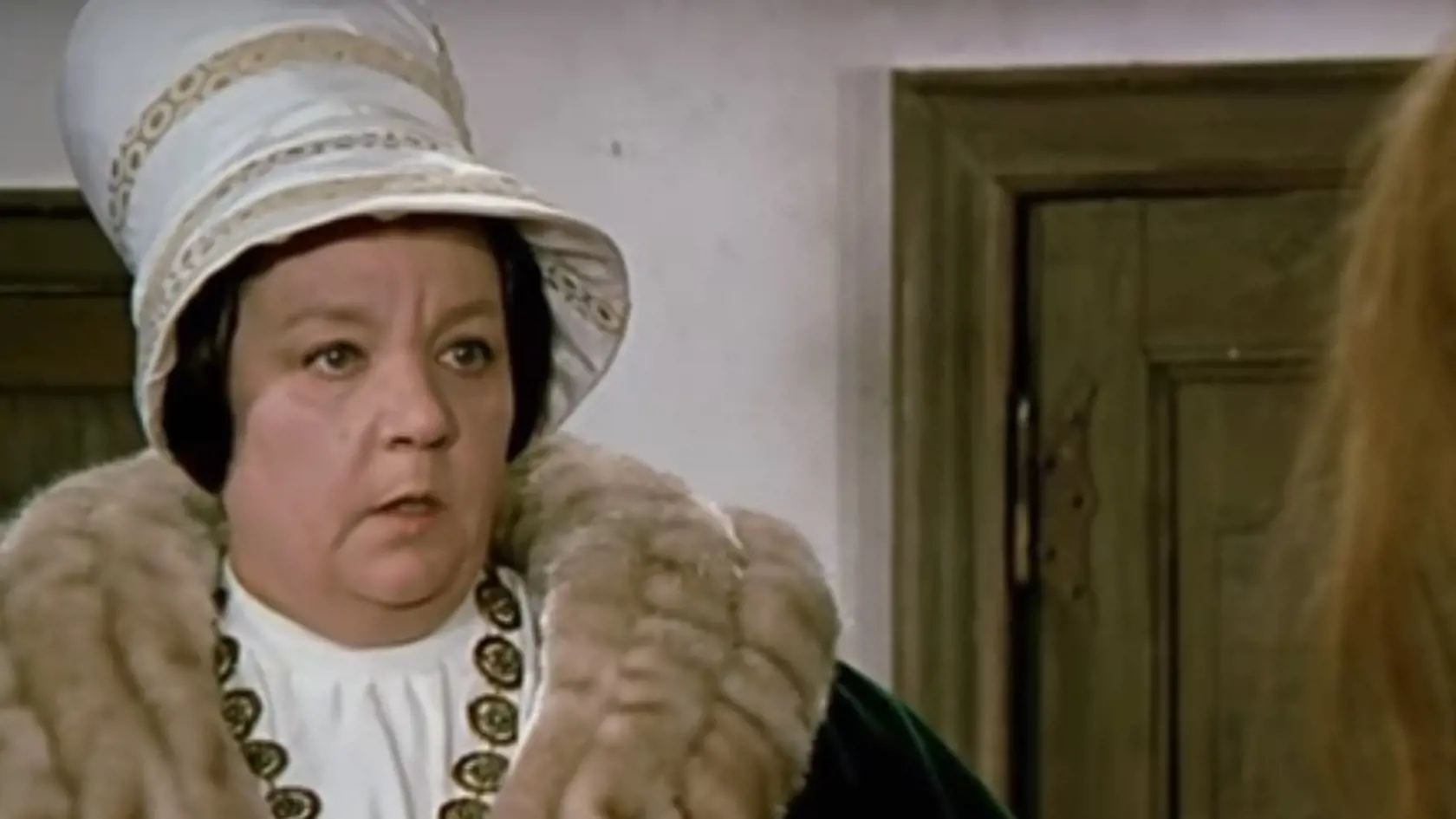 Carola Braunbock alias macocha zomrela krátko po natočení rozprávky. Stalo sa tak v roku 1978 vo veku 54 rokov. Zradilo ju srdce. Narodila sa neďaleko Plzne, no po vojne sa odsťahovala do Nemecka. Jej pôvod bol prekvapením pre štáb, ktorý až neskôr zistil, že im po celý čas rozumela.